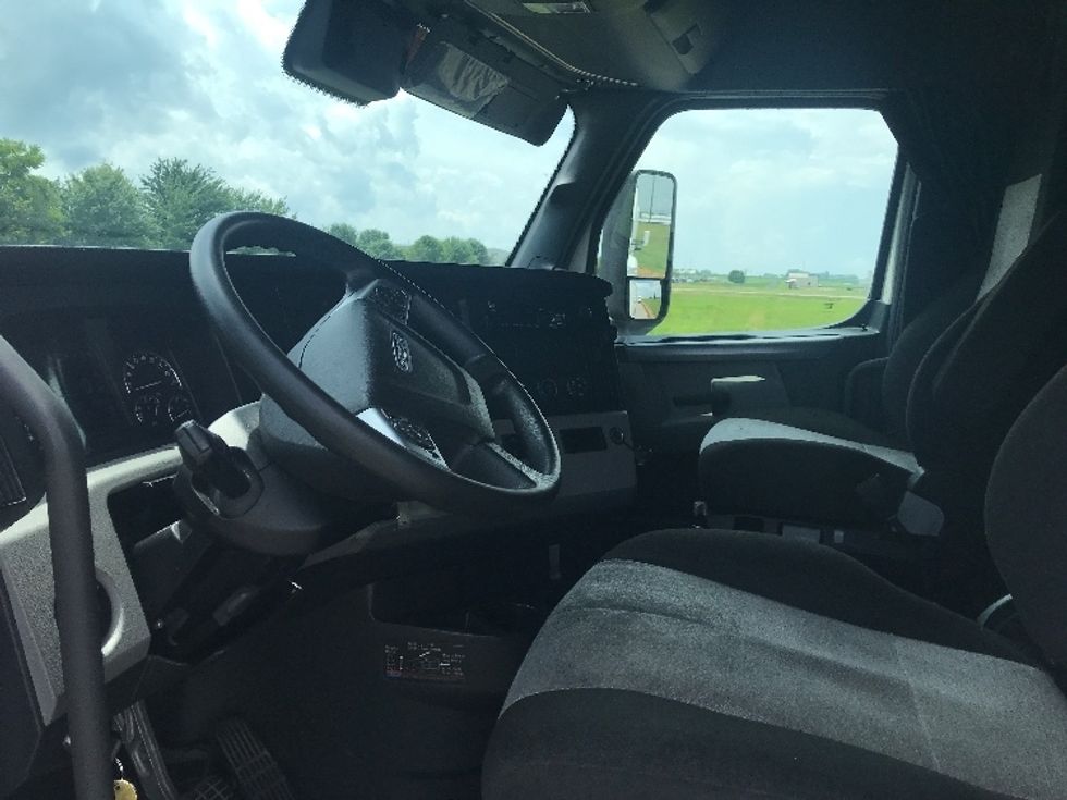 Sleeper Tractor-Heavy Duty Tractors-Freightliner-2020-T12664ST-Evansville-IN-439,027\n\t\tmiles-$ 64,750 - Image 10