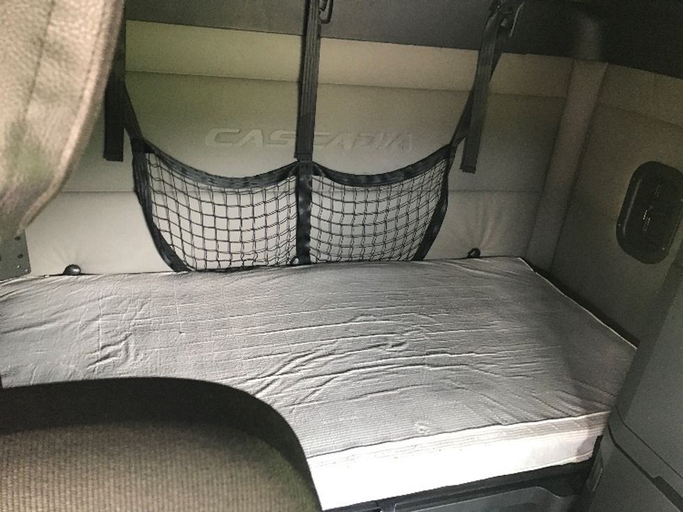 Sleeper Tractor-Heavy Duty Tractors-Freightliner-2020-T12664ST-Evansville-IN-439,027\n\t\tmiles-$ 64,750 - Image 16