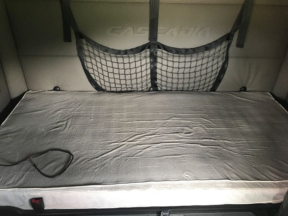 Sleeper Tractor-Heavy Duty Tractors-Freightliner-2020-T12664ST-Evansville-IN-439,027\n\t\tmiles-$ 64,750 - Image 17