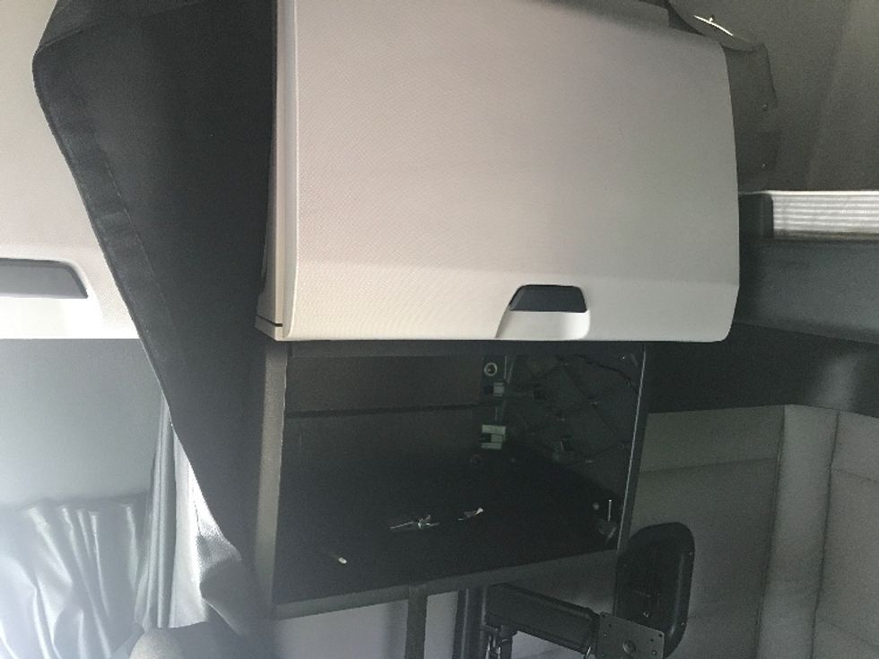 Sleeper Tractor-Heavy Duty Tractors-Freightliner-2020-T12664ST-Evansville-IN-439,027\n\t\tmiles-$ 64,750 - Image 23