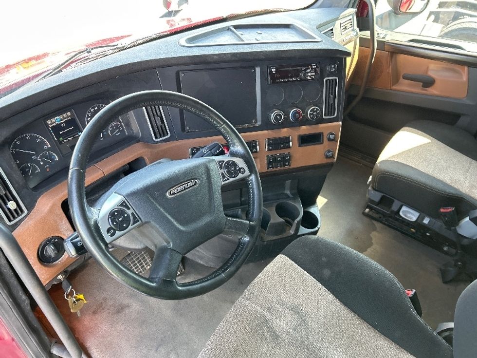 Sleeper Tractor-Heavy Duty Tractors-Freightliner-2020-T12664ST-Evansville-IN-464,523\n\t\tmiles-$ 56,250 - Image 10