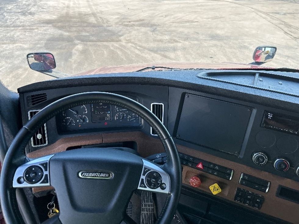 Sleeper Tractor-Heavy Duty Tractors-Freightliner-2020-T12664ST-Evansville-IN-464,523\n\t\tmiles-$ 56,250 - Image 11