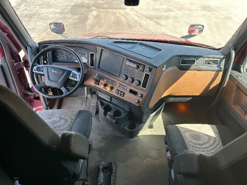 Sleeper Tractor-Heavy Duty Tractors-Freightliner-2020-T12664ST-Evansville-IN-464,523\n\t\tmiles-$ 56,250 - Image 12