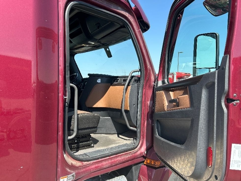 Sleeper Tractor-Heavy Duty Tractors-Freightliner-2020-T12664ST-Evansville-IN-464,523\n\t\tmiles-$ 56,250 - Image 13