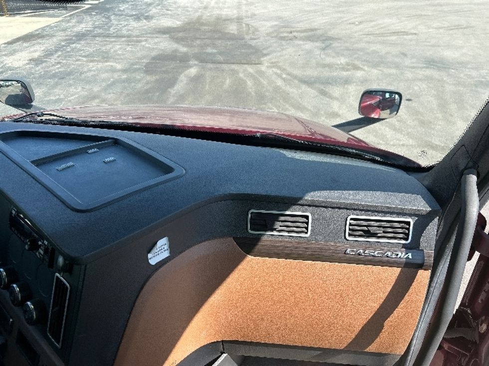 Sleeper Tractor-Heavy Duty Tractors-Freightliner-2020-T12664ST-Evansville-IN-464,523\n\t\tmiles-$ 56,250 - Image 14