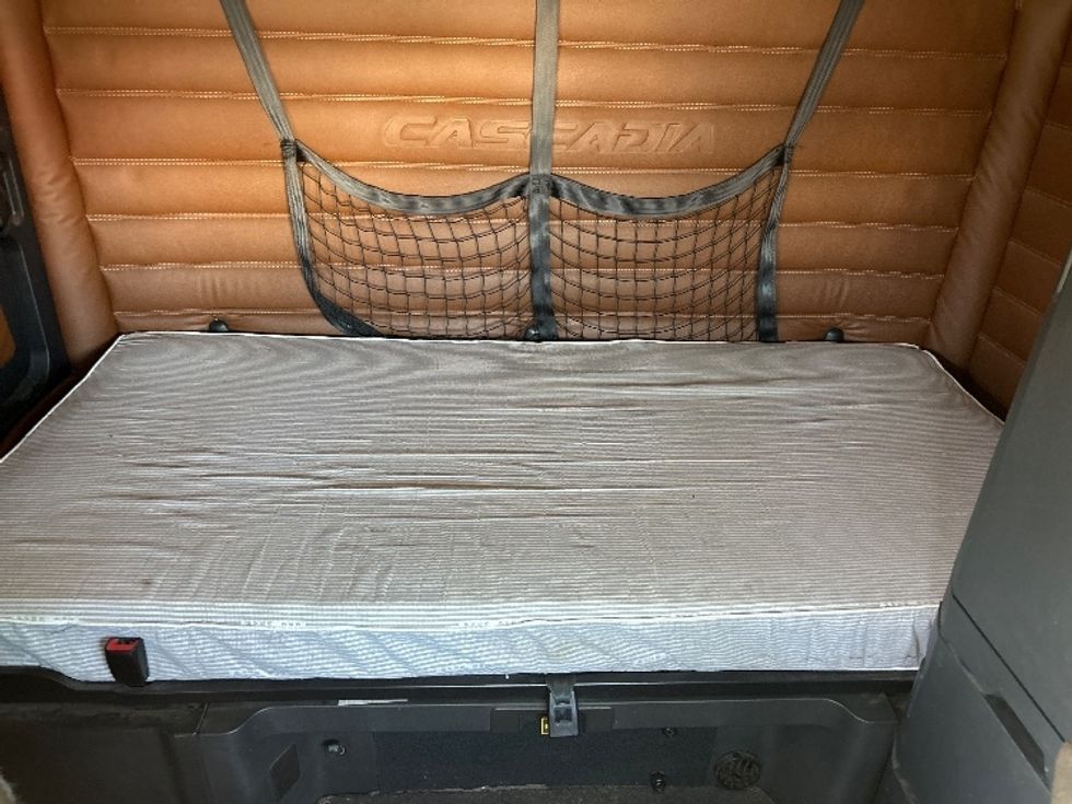 Sleeper Tractor-Heavy Duty Tractors-Freightliner-2020-T12664ST-Evansville-IN-464,523\n\t\tmiles-$ 56,250 - Image 16