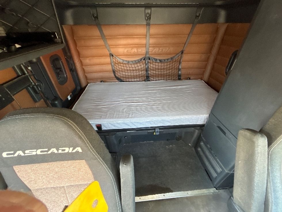 Sleeper Tractor-Heavy Duty Tractors-Freightliner-2020-T12664ST-Evansville-IN-464,523\n\t\tmiles-$ 56,250 - Image 17