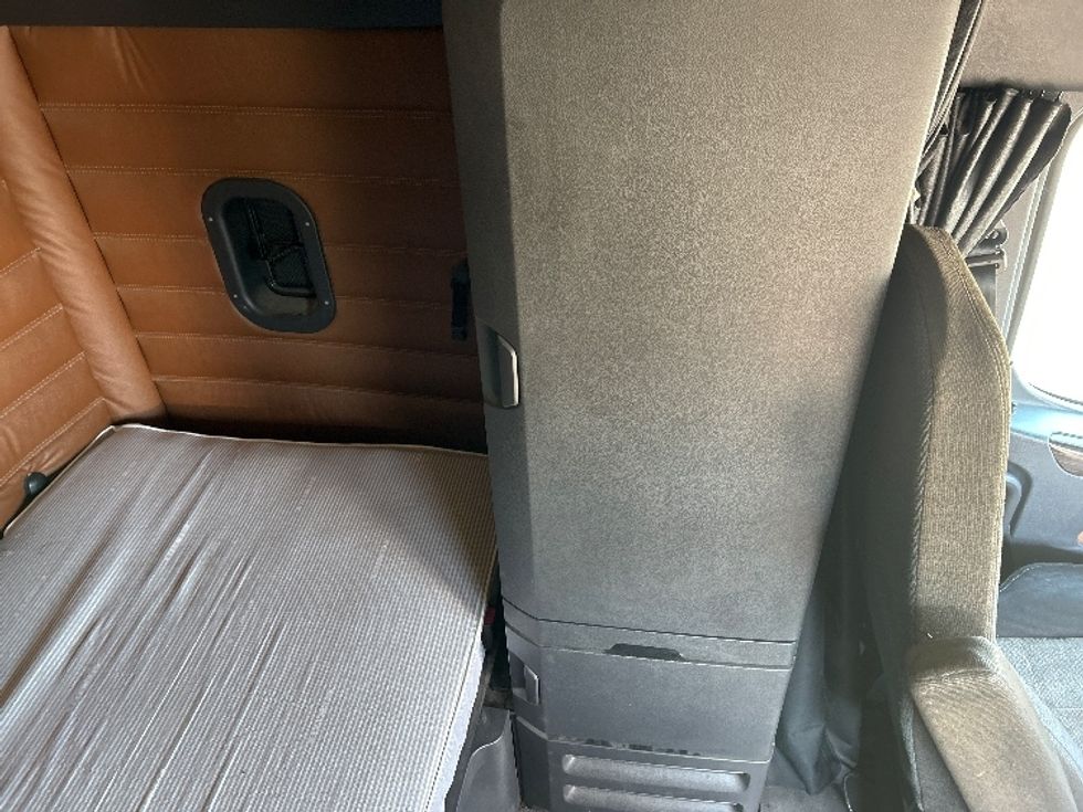 Sleeper Tractor-Heavy Duty Tractors-Freightliner-2020-T12664ST-Evansville-IN-464,523\n\t\tmiles-$ 56,250 - Image 18