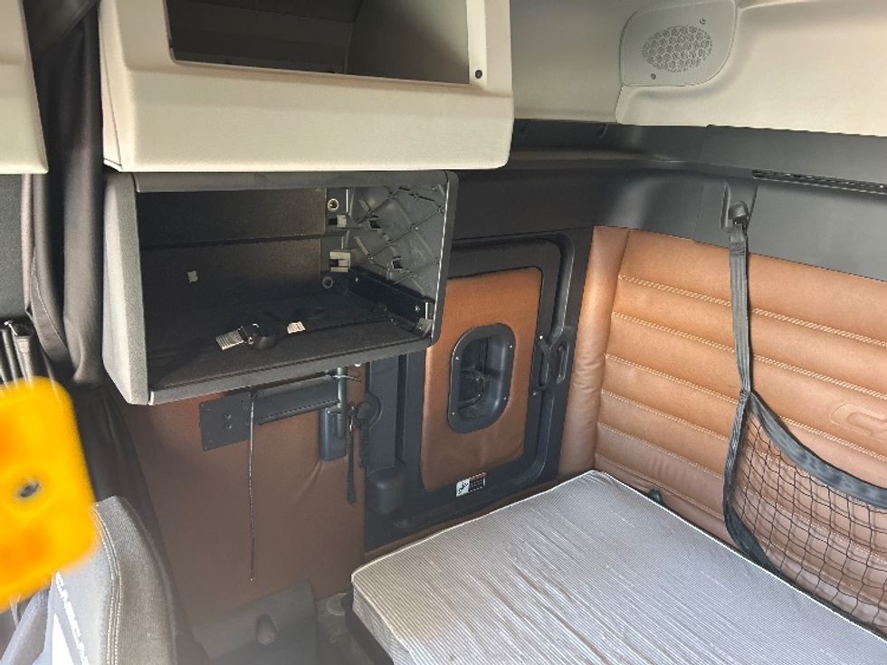 Sleeper Tractor-Heavy Duty Tractors-Freightliner-2020-T12664ST-Evansville-IN-464,523\n\t\tmiles-$ 56,250 - Image 19