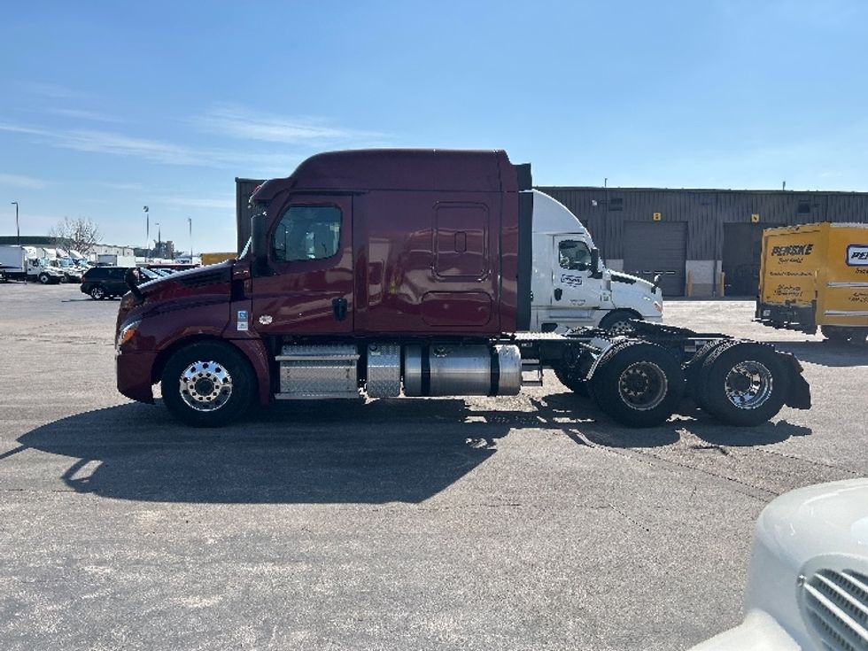 Sleeper Tractor-Heavy Duty Tractors-Freightliner-2020-T12664ST-Evansville-IN-464,523\n\t\tmiles-$ 56,250 - Image 4