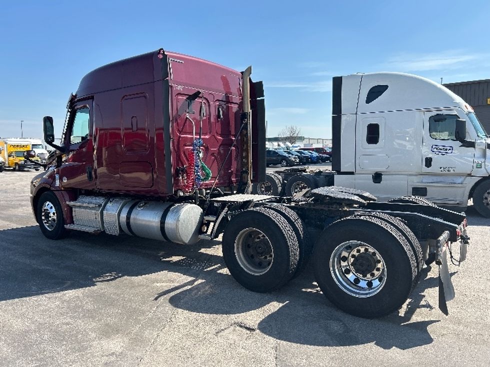 Sleeper Tractor-Heavy Duty Tractors-Freightliner-2020-T12664ST-Evansville-IN-464,523\n\t\tmiles-$ 56,250 - Image 5