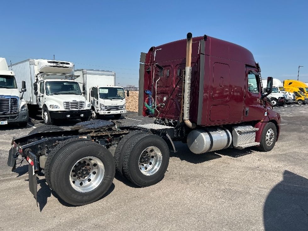 Sleeper Tractor-Heavy Duty Tractors-Freightliner-2020-T12664ST-Evansville-IN-464,523\n\t\tmiles-$ 56,250 - Image 7