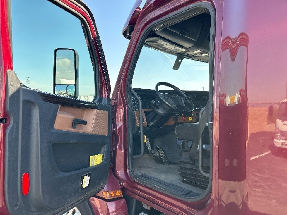 Sleeper Tractor-Heavy Duty Tractors-Freightliner-2020-T12664ST-Evansville-IN-464,523\n\t\tmiles-$ 56,250 - Image 9