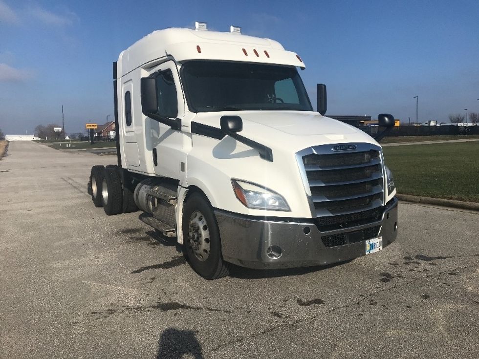 Sleeper Tractor-Heavy Duty Tractors-Freightliner-2020-T12664ST-Evansville-IN-475,016\n\t\tmiles-$ 61,750 - Image 1