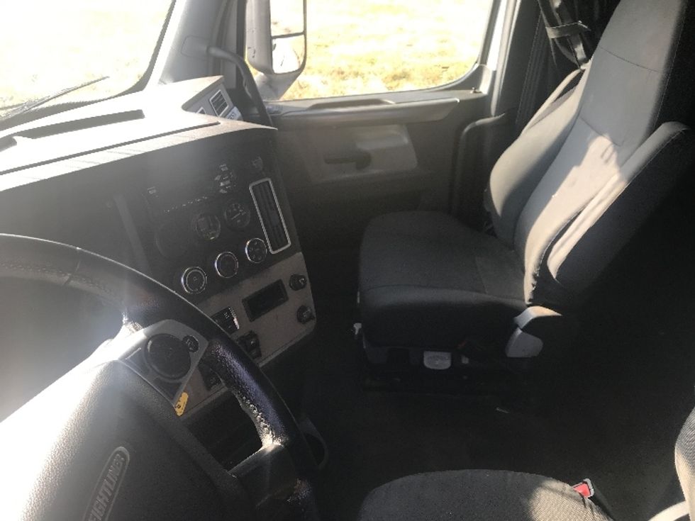 Sleeper Tractor-Heavy Duty Tractors-Freightliner-2020-T12664ST-Evansville-IN-475,016\n\t\tmiles-$ 61,750 - Image 10