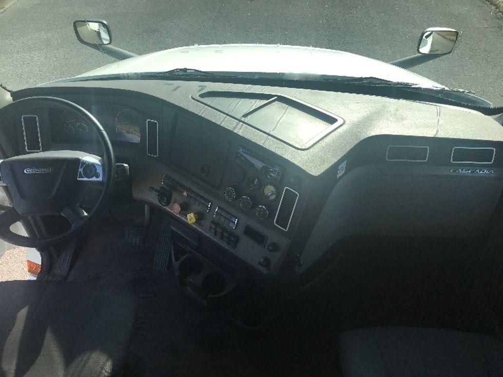 Sleeper Tractor-Heavy Duty Tractors-Freightliner-2020-T12664ST-Evansville-IN-475,016\n\t\tmiles-$ 61,750 - Image 12