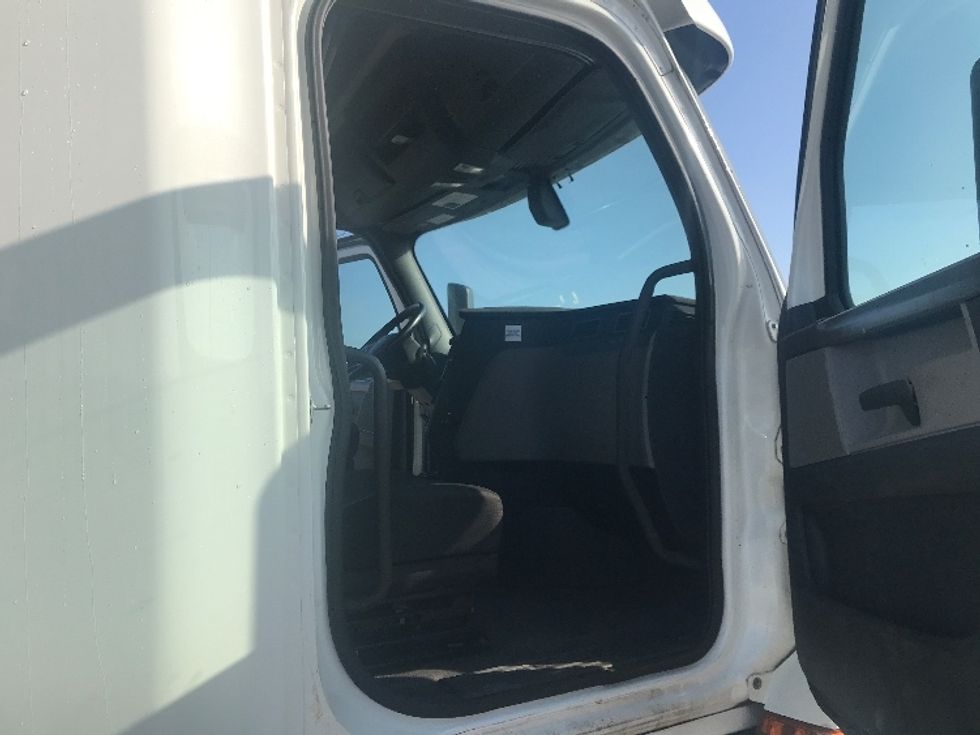 Sleeper Tractor-Heavy Duty Tractors-Freightliner-2020-T12664ST-Evansville-IN-475,016\n\t\tmiles-$ 61,750 - Image 13