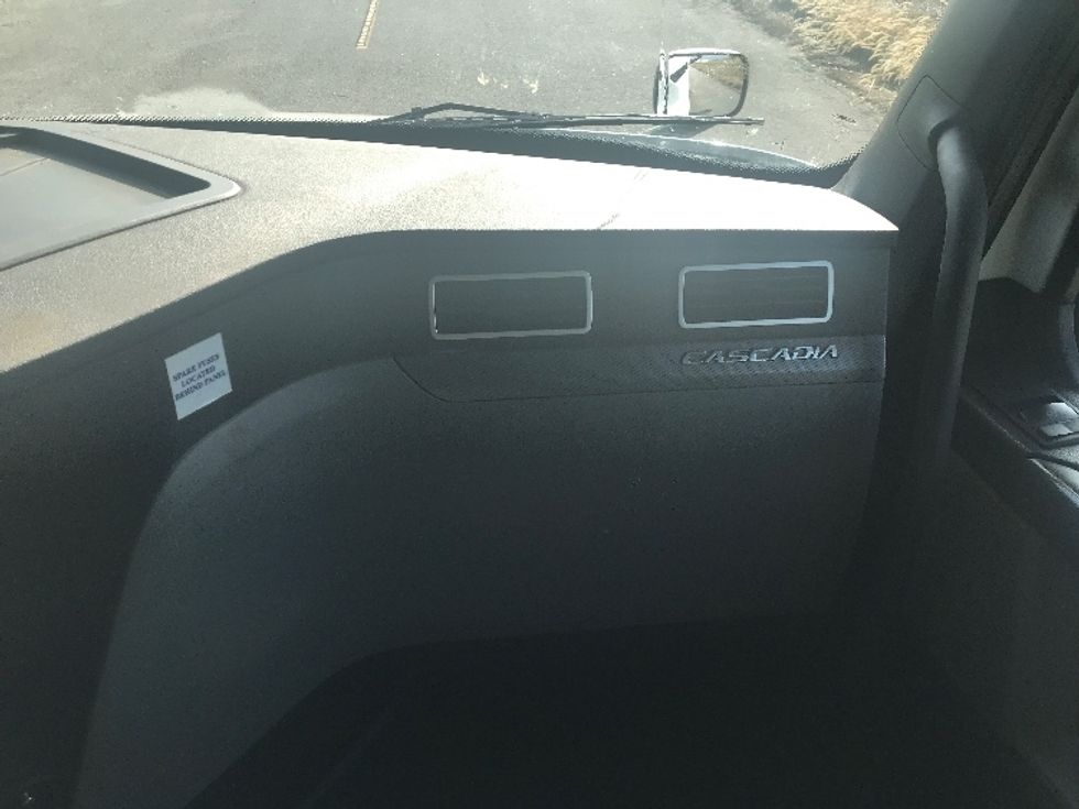 Sleeper Tractor-Heavy Duty Tractors-Freightliner-2020-T12664ST-Evansville-IN-475,016\n\t\tmiles-$ 61,750 - Image 14