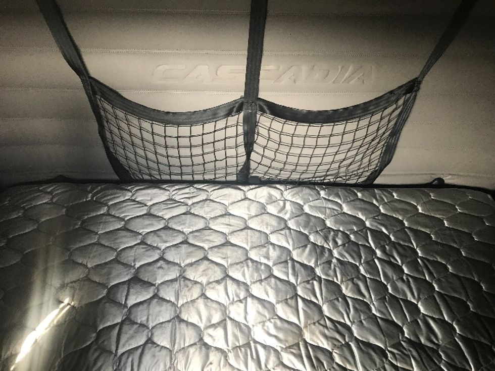 Sleeper Tractor-Heavy Duty Tractors-Freightliner-2020-T12664ST-Evansville-IN-475,016\n\t\tmiles-$ 61,750 - Image 16