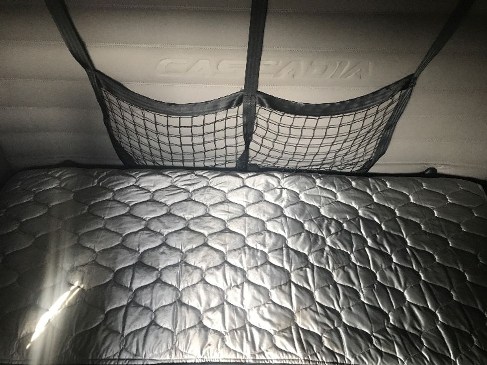 Sleeper Tractor-Heavy Duty Tractors-Freightliner-2020-T12664ST-Evansville-IN-475,016\n\t\tmiles-$ 61,750 - Image 17