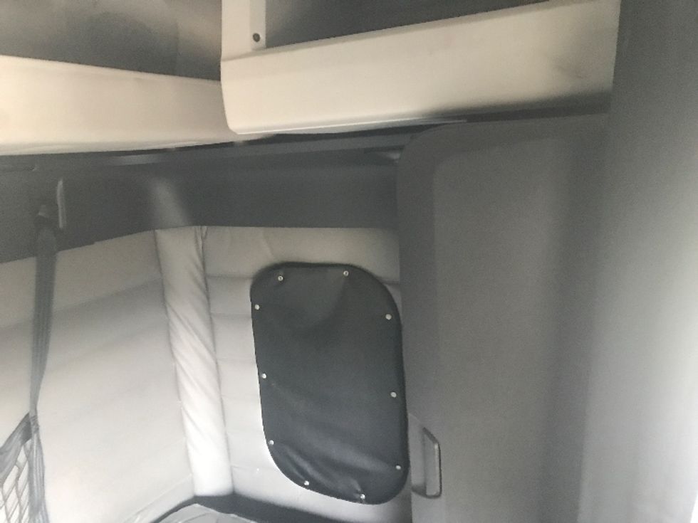 Sleeper Tractor-Heavy Duty Tractors-Freightliner-2020-T12664ST-Evansville-IN-475,016\n\t\tmiles-$ 61,750 - Image 18