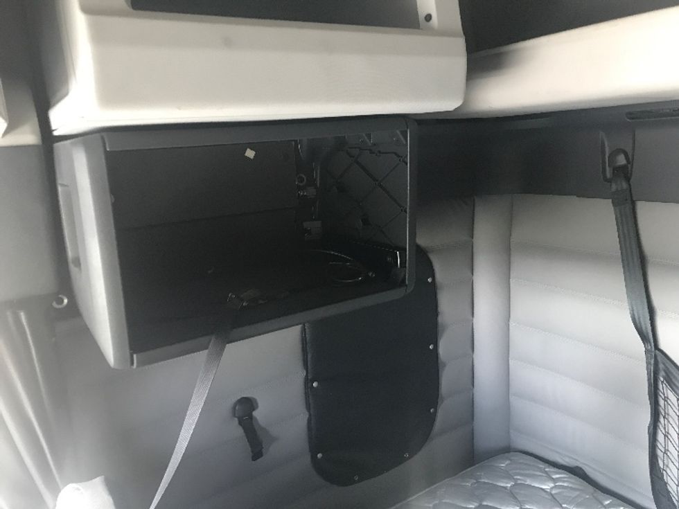 Sleeper Tractor-Heavy Duty Tractors-Freightliner-2020-T12664ST-Evansville-IN-475,016\n\t\tmiles-$ 61,750 - Image 19