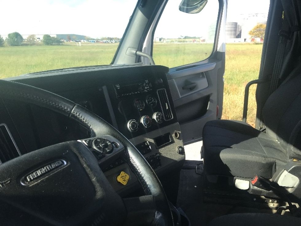 Sleeper Tractor-Heavy Duty Tractors-Freightliner-2020-T12664ST-Evansville-IN-502,478\n\t\tmiles-$ 61,250 - Image 10