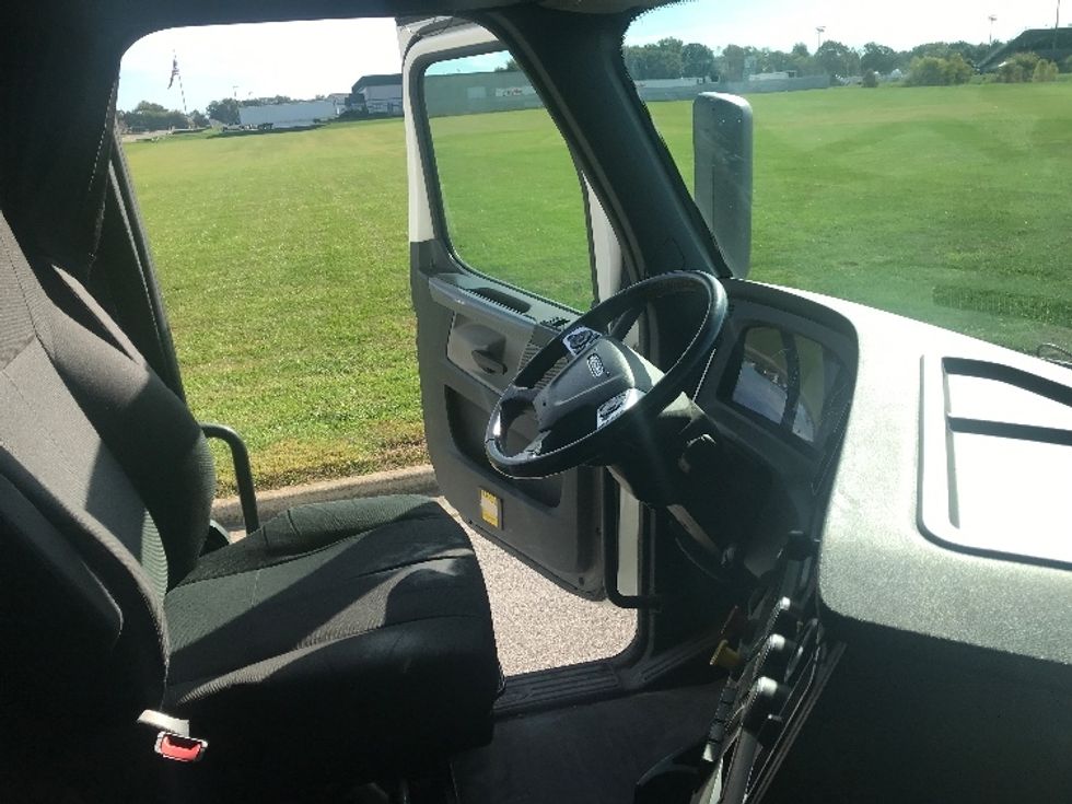 Sleeper Tractor-Heavy Duty Tractors-Freightliner-2020-T12664ST-Evansville-IN-502,478\n\t\tmiles-$ 61,250 - Image 15