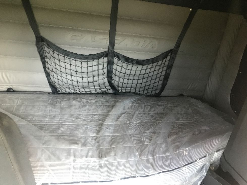 Sleeper Tractor-Heavy Duty Tractors-Freightliner-2020-T12664ST-Evansville-IN-502,478\n\t\tmiles-$ 61,250 - Image 16