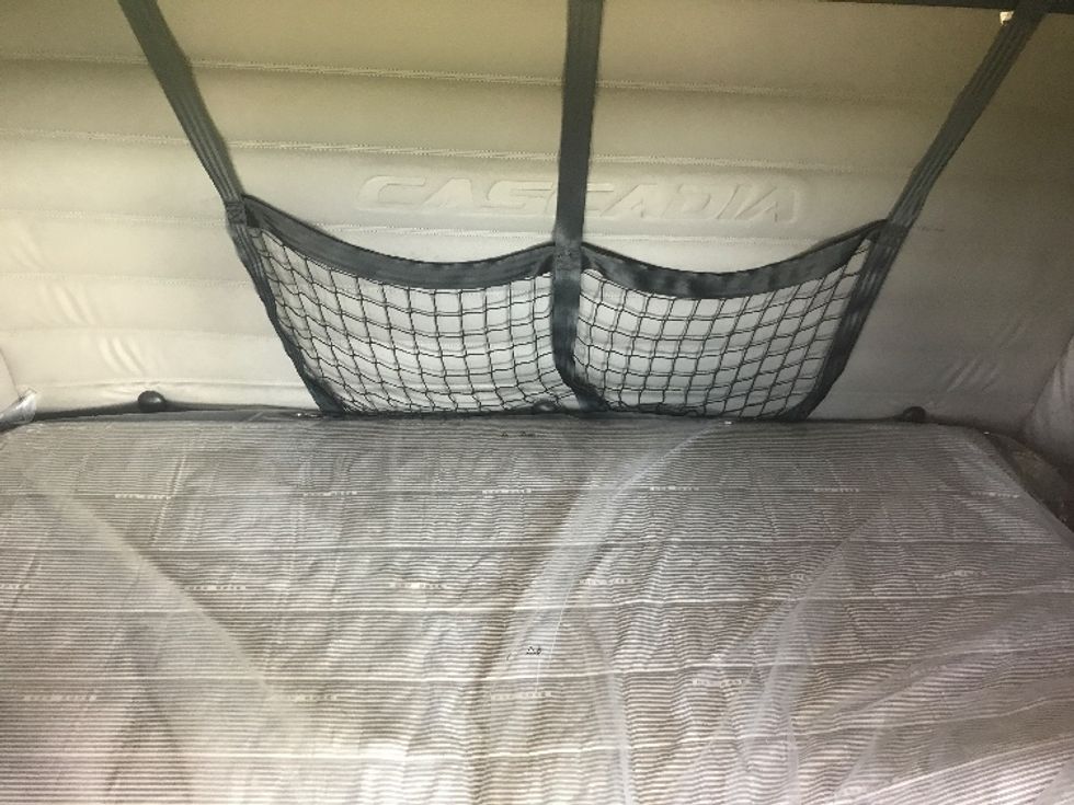 Sleeper Tractor-Heavy Duty Tractors-Freightliner-2020-T12664ST-Evansville-IN-502,478\n\t\tmiles-$ 61,250 - Image 17