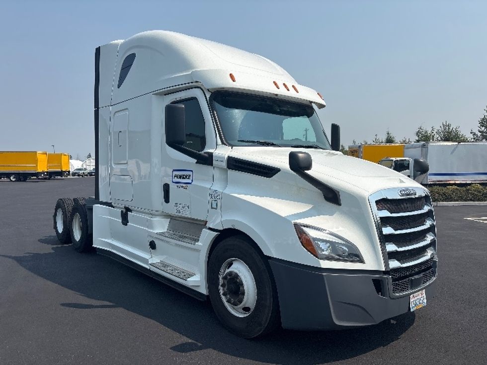 Sleeper Tractor-Heavy Duty Tractors-Freightliner-2020-T12664ST-Everett-WA-299,152\n\t\tmiles-$ 81,000 - Image 1