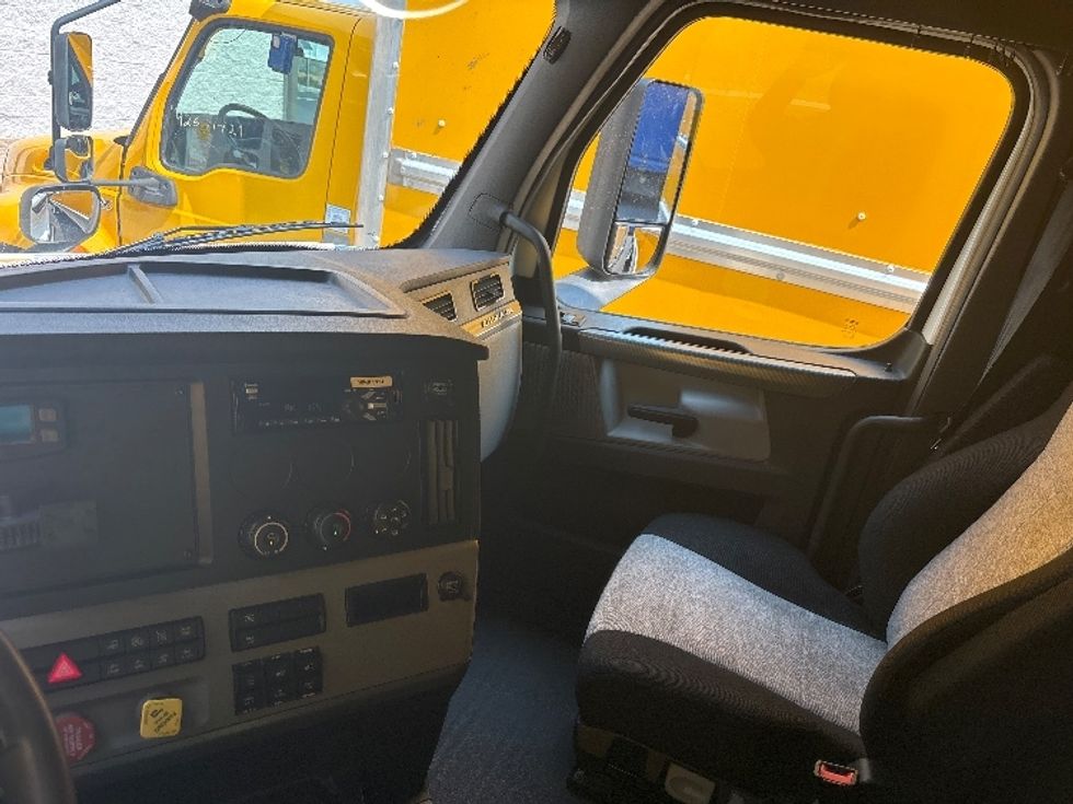 Sleeper Tractor-Heavy Duty Tractors-Freightliner-2020-T12664ST-Everett-WA-299,152\n\t\tmiles-$ 81,000 - Image 10