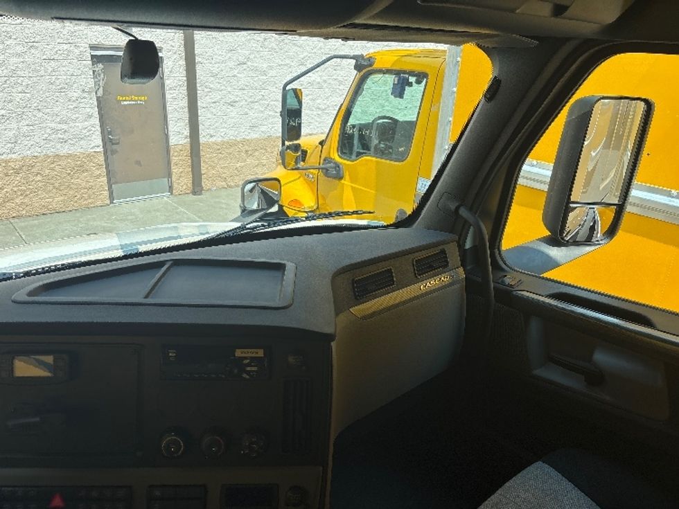 Sleeper Tractor-Heavy Duty Tractors-Freightliner-2020-T12664ST-Everett-WA-299,152\n\t\tmiles-$ 81,000 - Image 12