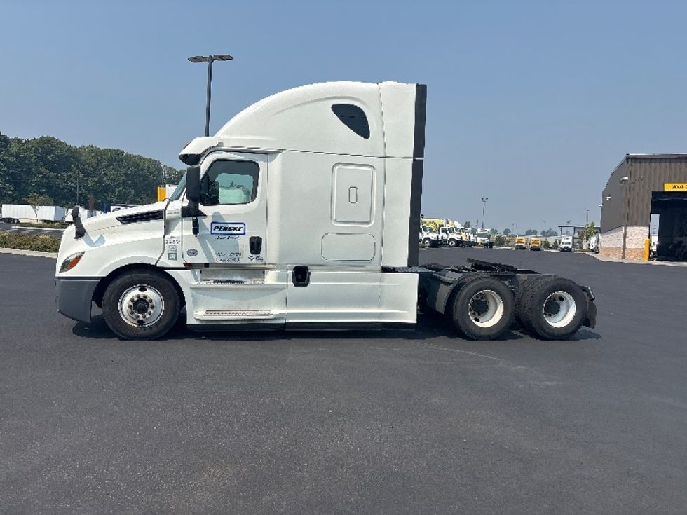 Sleeper Tractor-Heavy Duty Tractors-Freightliner-2020-T12664ST-Everett-WA-299,152\n\t\tmiles-$ 81,000 - Image 4