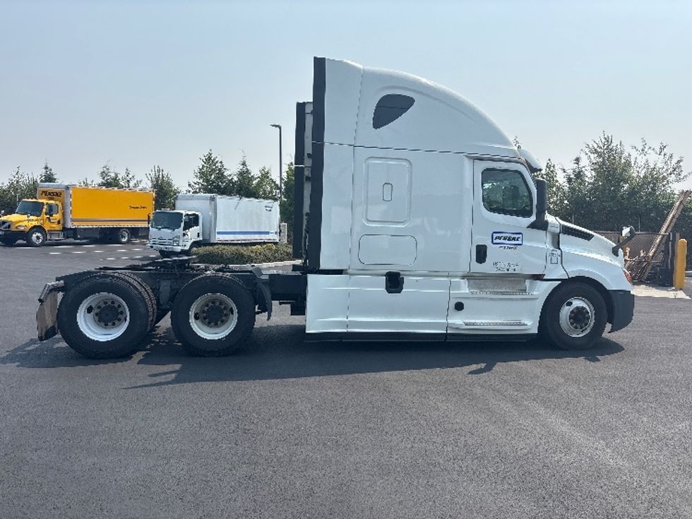 Sleeper Tractor-Heavy Duty Tractors-Freightliner-2020-T12664ST-Everett-WA-299,152\n\t\tmiles-$ 81,000 - Image 8