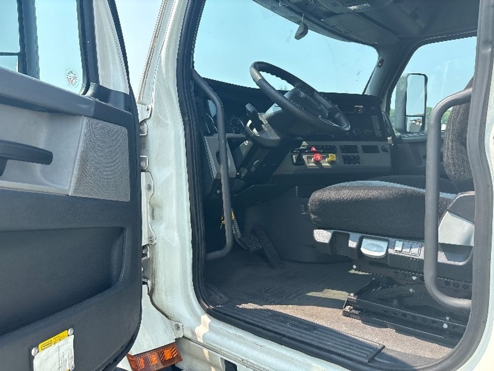 Sleeper Tractor-Heavy Duty Tractors-Freightliner-2020-T12664ST-Everett-WA-299,152\n\t\tmiles-$ 81,000 - Image 9