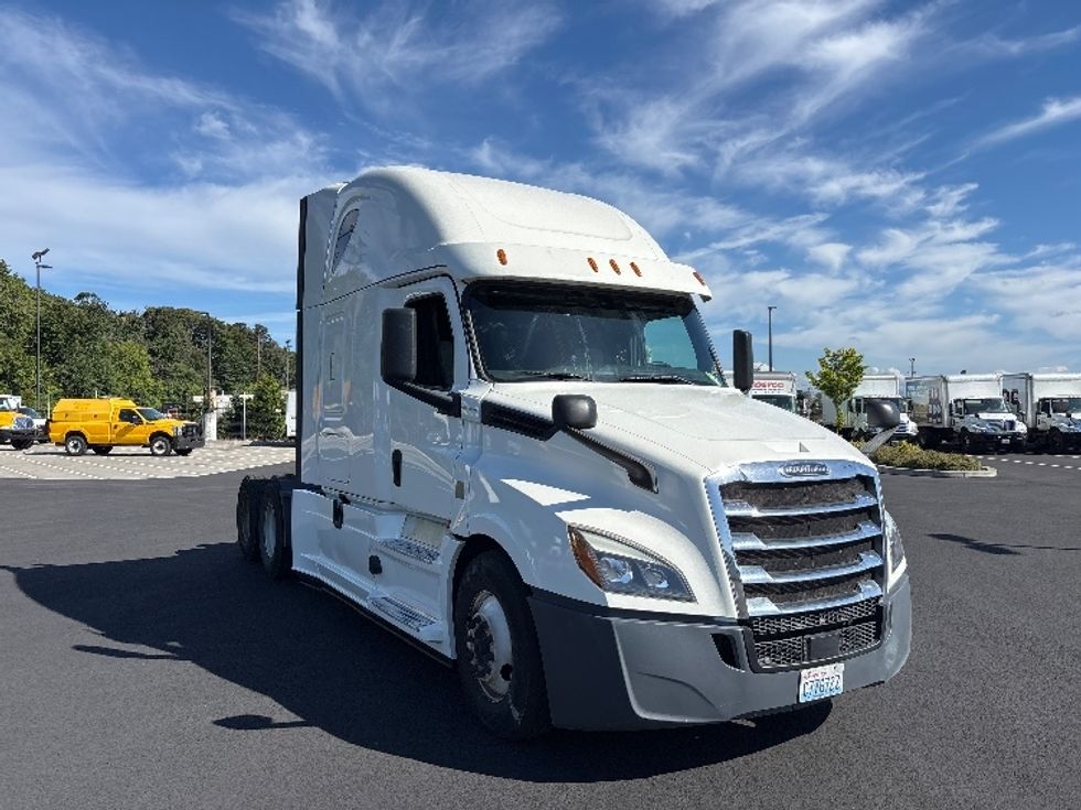 Sleeper Tractor-Heavy Duty Tractors-Freightliner-2020-T12664ST-Everett-WA-490,287\n\t\tmiles-$ 65,000 - Image 1