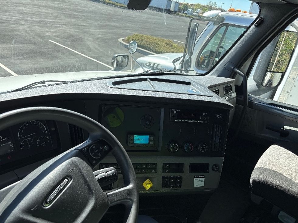 Sleeper Tractor-Heavy Duty Tractors-Freightliner-2020-T12664ST-Everett-WA-490,287\n\t\tmiles-$ 65,000 - Image 10