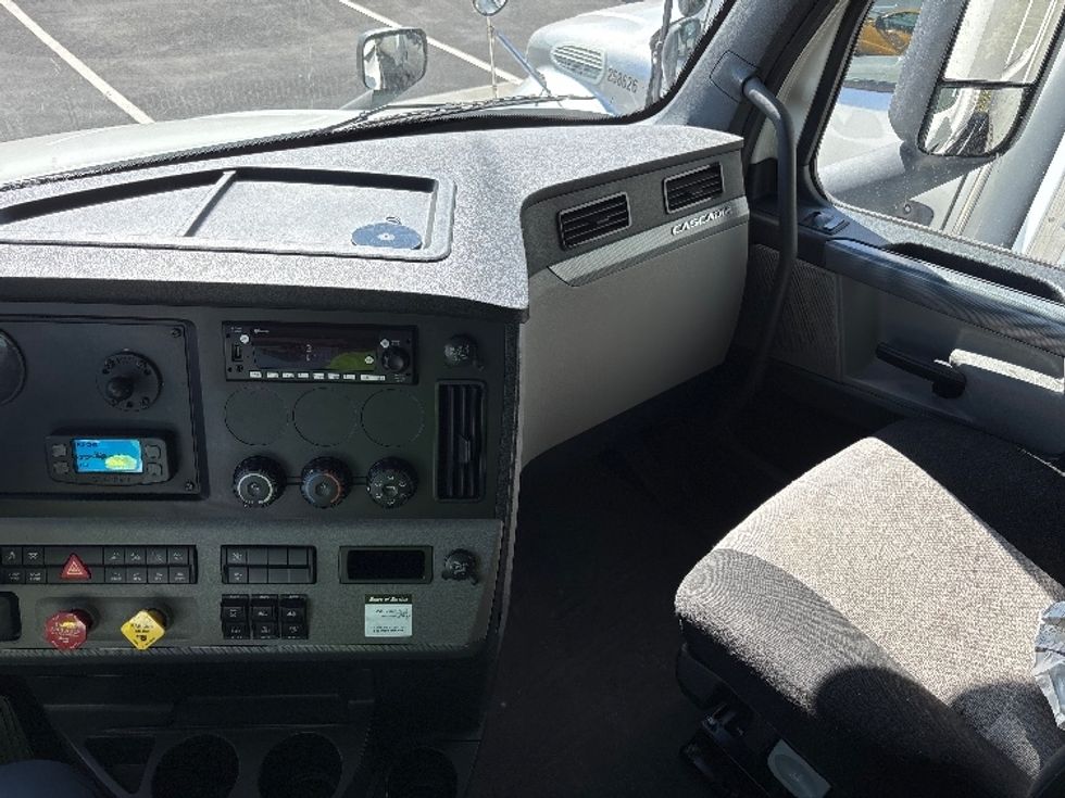 Sleeper Tractor-Heavy Duty Tractors-Freightliner-2020-T12664ST-Everett-WA-490,287\n\t\tmiles-$ 65,000 - Image 12