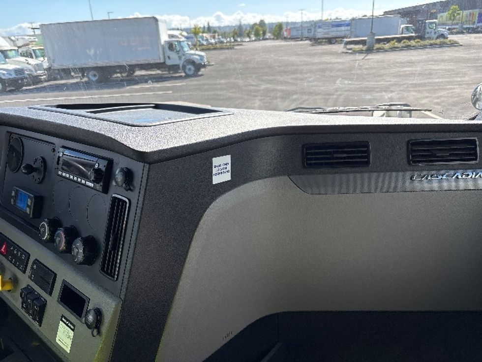 Sleeper Tractor-Heavy Duty Tractors-Freightliner-2020-T12664ST-Everett-WA-490,287\n\t\tmiles-$ 65,000 - Image 15