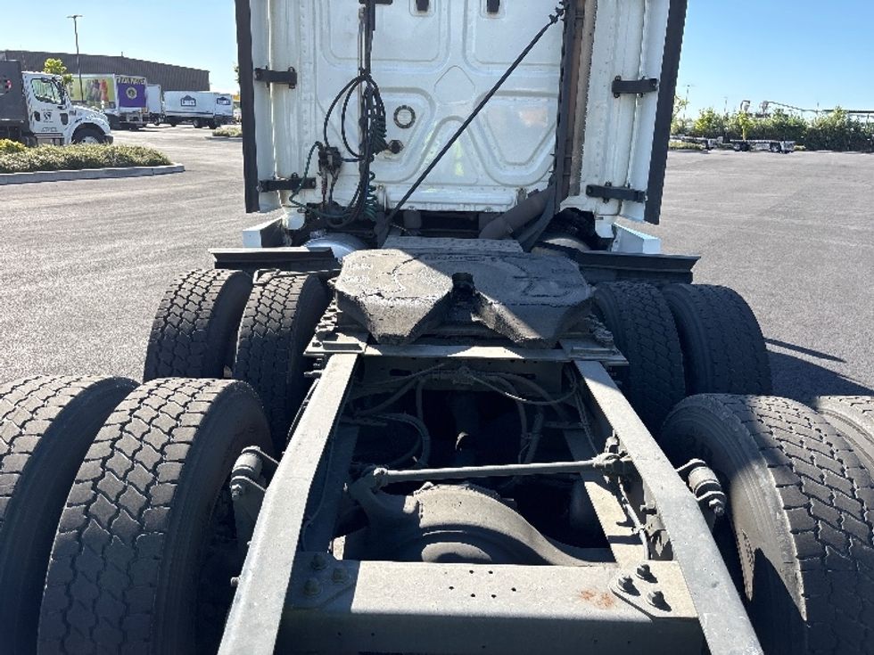 Sleeper Tractor-Heavy Duty Tractors-Freightliner-2020-T12664ST-Everett-WA-490,287\n\t\tmiles-$ 65,000 - Image 6
