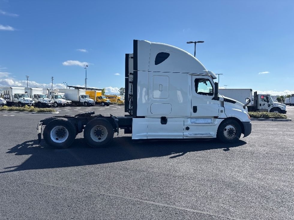 Sleeper Tractor-Heavy Duty Tractors-Freightliner-2020-T12664ST-Everett-WA-490,287\n\t\tmiles-$ 65,000 - Image 8
