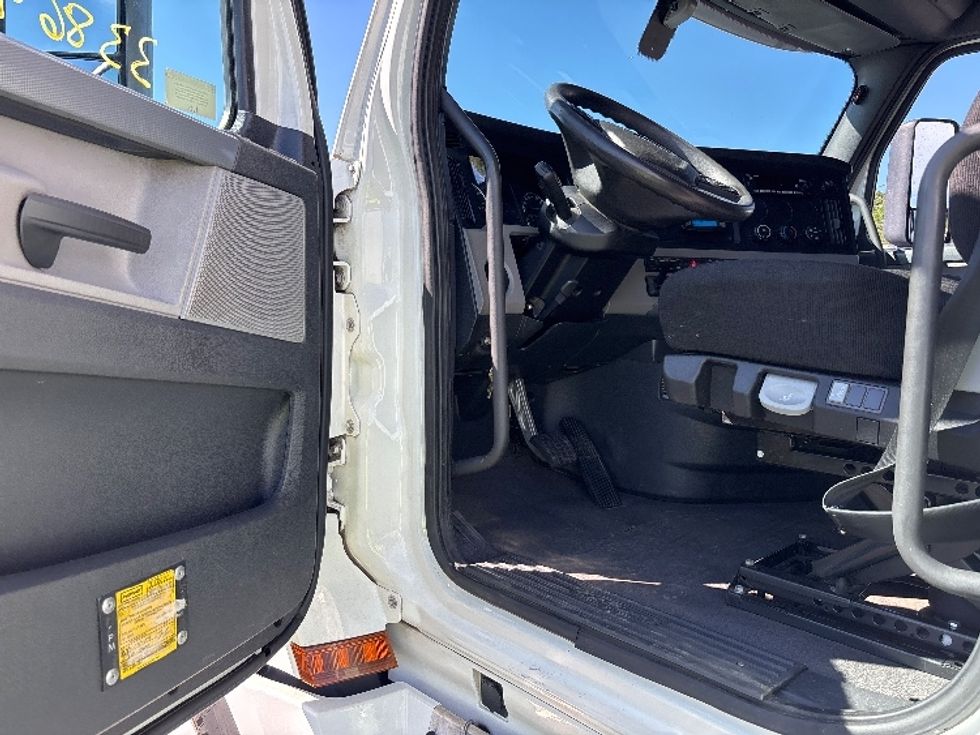 Sleeper Tractor-Heavy Duty Tractors-Freightliner-2020-T12664ST-Everett-WA-490,287\n\t\tmiles-$ 65,000 - Image 9