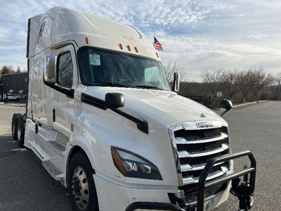 Sleeper Tractor-Heavy Duty Tractors-Freightliner-2020-T12664ST-Fitchburg-MA-697,050\n\t\tmiles-$ 43,500 - Image 1