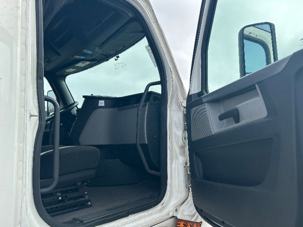 Sleeper Tractor-Heavy Duty Tractors-Freightliner-2020-T12664ST-Fitchburg-MA-697,050\n\t\tmiles-$ 43,500 - Image 13