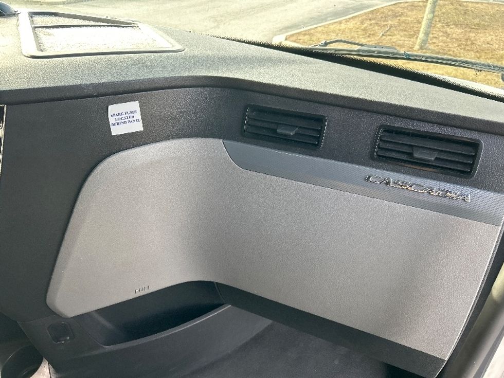 Sleeper Tractor-Heavy Duty Tractors-Freightliner-2020-T12664ST-Fitchburg-MA-697,050\n\t\tmiles-$ 43,500 - Image 14