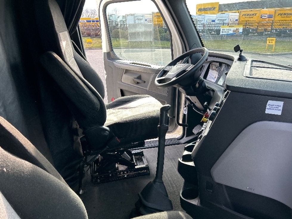 Sleeper Tractor-Heavy Duty Tractors-Freightliner-2020-T12664ST-Fitchburg-MA-697,050\n\t\tmiles-$ 43,500 - Image 15