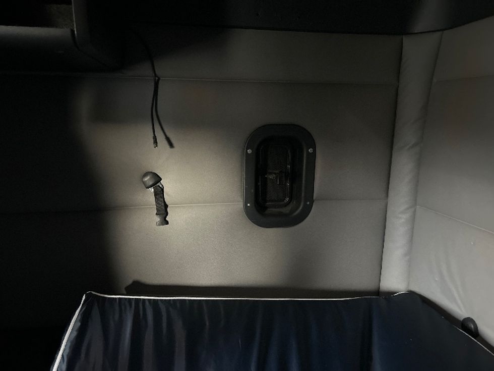 Sleeper Tractor-Heavy Duty Tractors-Freightliner-2020-T12664ST-Fitchburg-MA-697,050\n\t\tmiles-$ 43,500 - Image 19