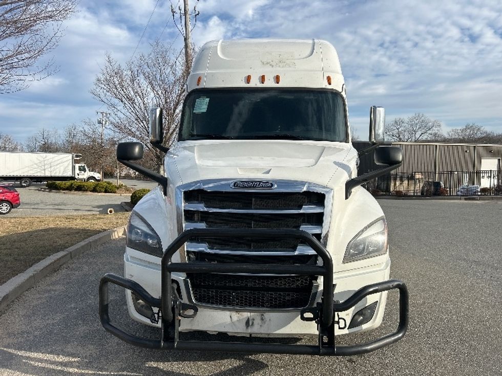 Sleeper Tractor-Heavy Duty Tractors-Freightliner-2020-T12664ST-Fitchburg-MA-697,050\n\t\tmiles-$ 43,500 - Image 2