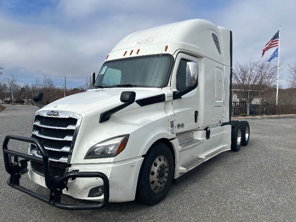 Sleeper Tractor-Heavy Duty Tractors-Freightliner-2020-T12664ST-Fitchburg-MA-697,050\n\t\tmiles-$ 43,500 - Image 3